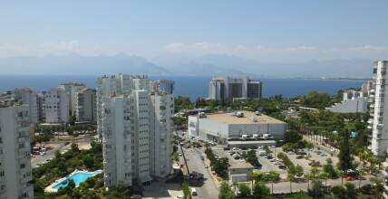 Срочная продажа квартиры с видом на море в престижном районе Анталии